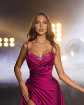Hermoso vestido de fiesta plisado sin mangas con tirantes largos fucsias y cuentas con abertura